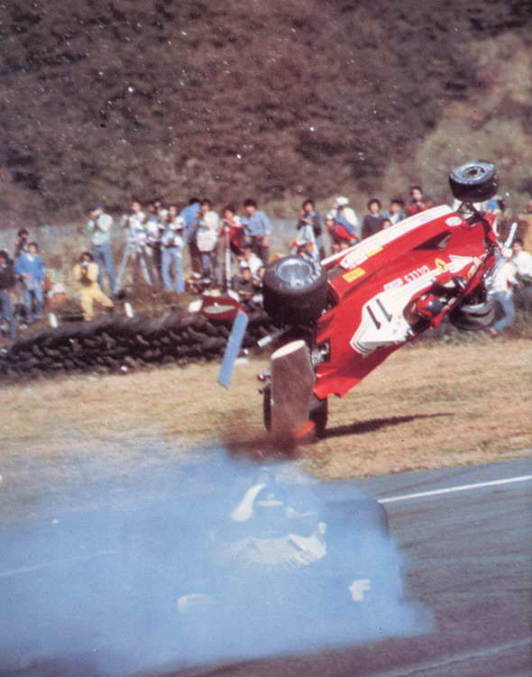 Gilles_Villeneuve_Japanese_GP_Fuji_1977_Crash2_resize.jpg